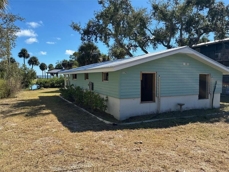 For Sale: $250,000 (2 beds, 2 baths, 962 Square Feet)