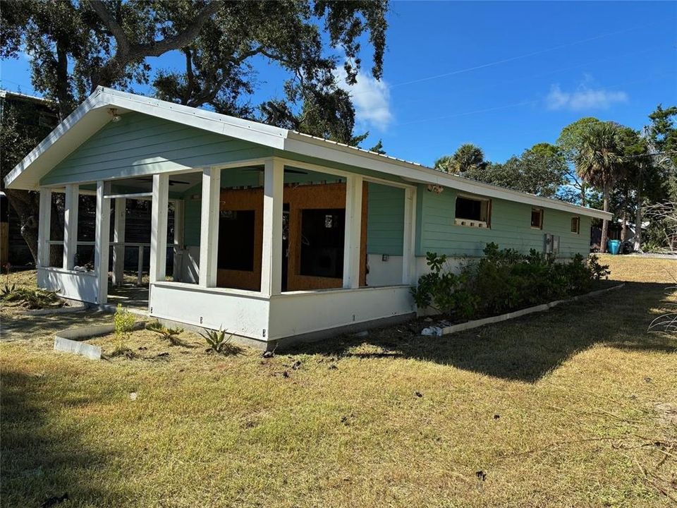 For Sale: $250,000 (2 beds, 2 baths, 962 Square Feet)