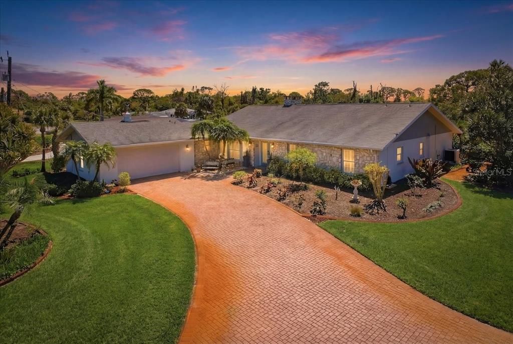En Venta: $989,900 (3 camas, 2 baños, 2280 Pies cuadrados)