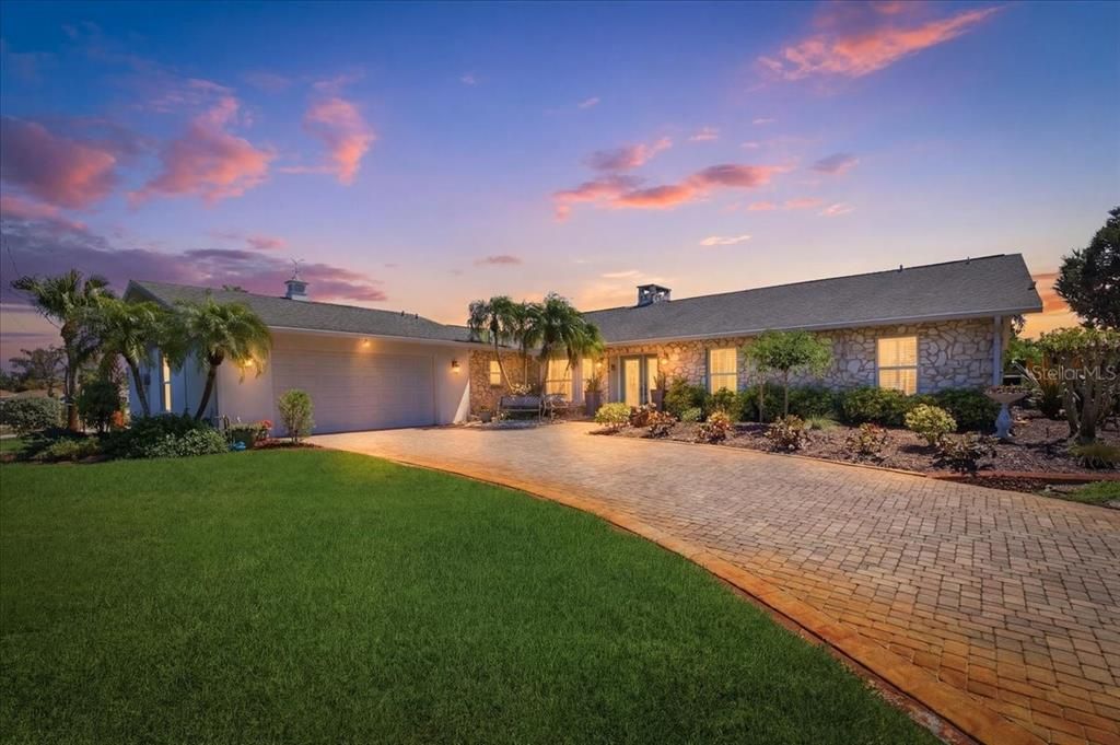 En Venta: $989,900 (3 camas, 2 baños, 2280 Pies cuadrados)