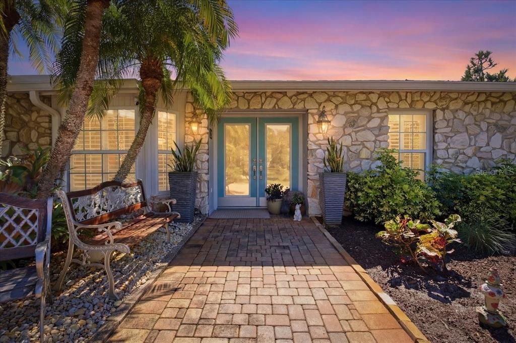 En Venta: $989,900 (3 camas, 2 baños, 2280 Pies cuadrados)