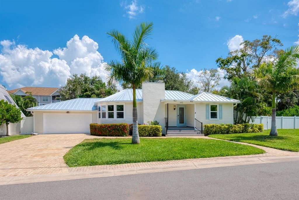 For Sale: $1,495,000 (3 beds, 2 baths, 1712 Square Feet)
