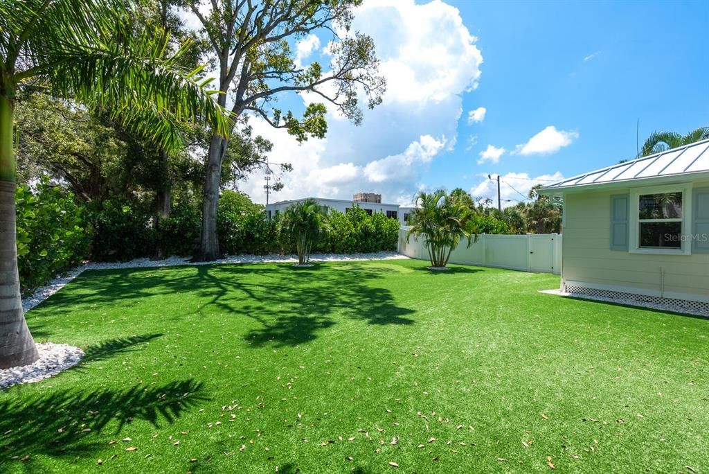 For Sale: $1,495,000 (3 beds, 2 baths, 1712 Square Feet)