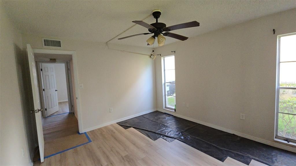 For Sale: $99,000 (2 beds, 1 baths, 891 Square Feet)