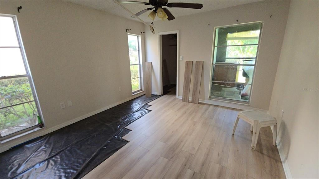 For Sale: $99,000 (2 beds, 1 baths, 891 Square Feet)