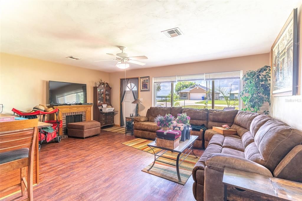 En Venta: $365,000 (3 camas, 2 baños, 2228 Pies cuadrados)