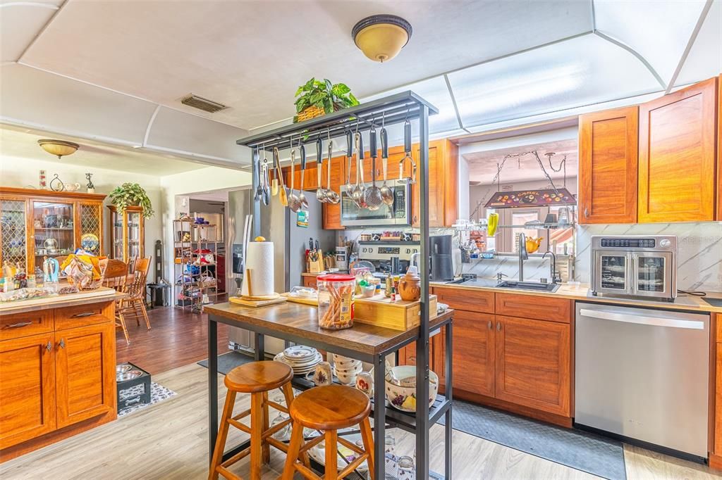 En Venta: $365,000 (3 camas, 2 baños, 2228 Pies cuadrados)