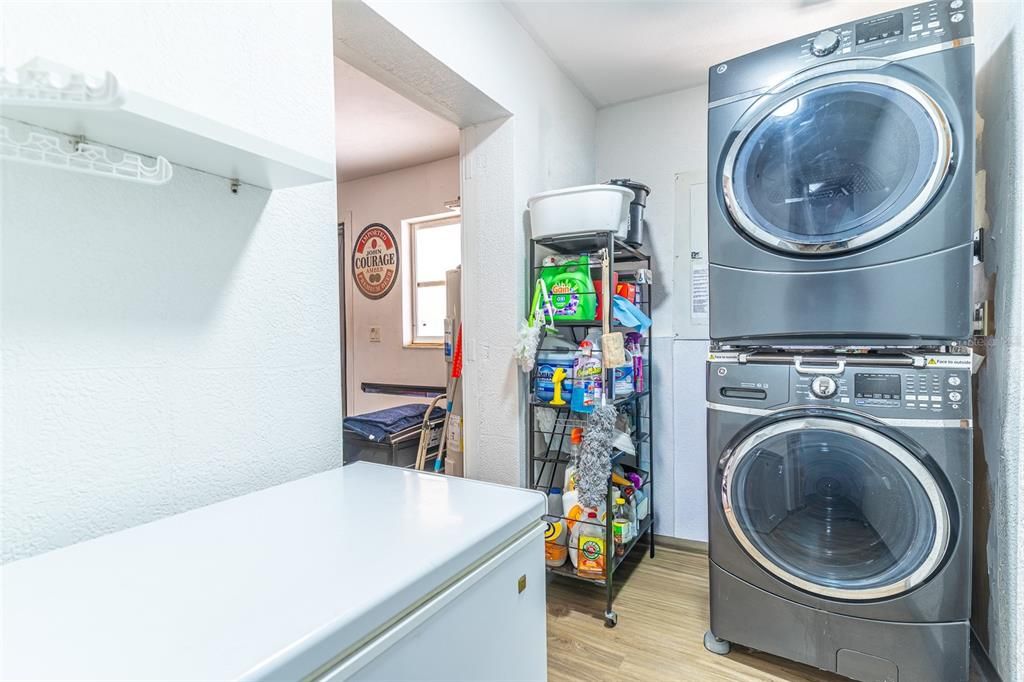 En Venta: $365,000 (3 camas, 2 baños, 2228 Pies cuadrados)