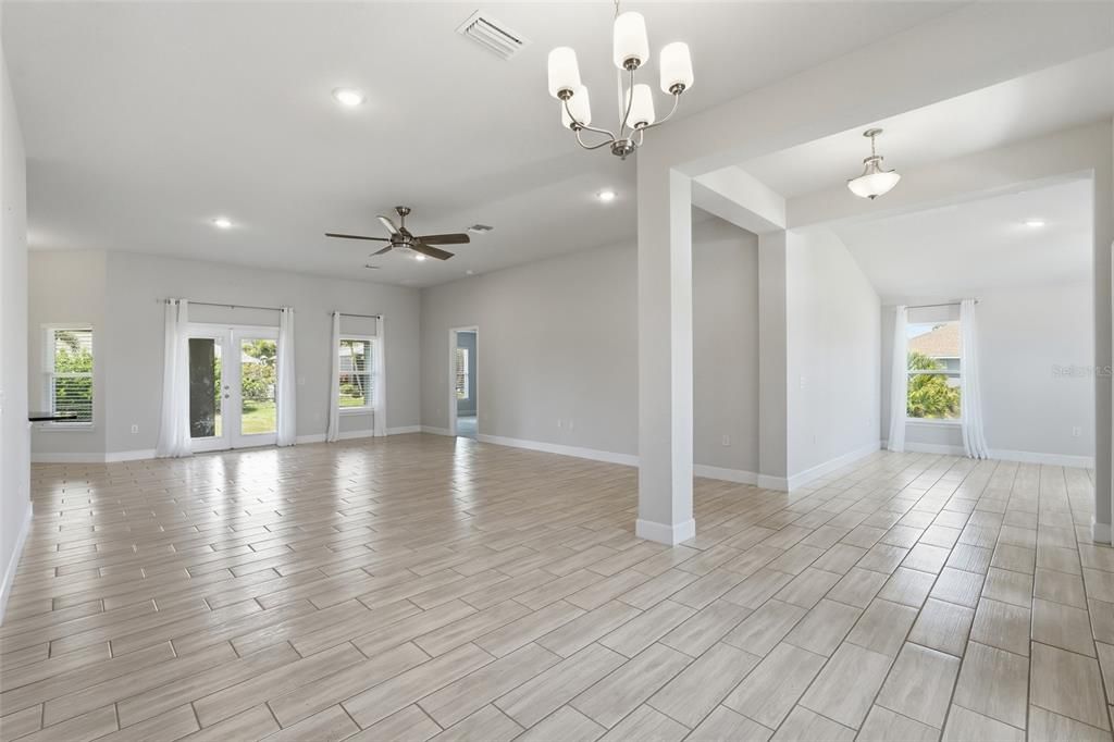 Activo con contrato: $359,000 (4 camas, 3 baños, 2265 Pies cuadrados)