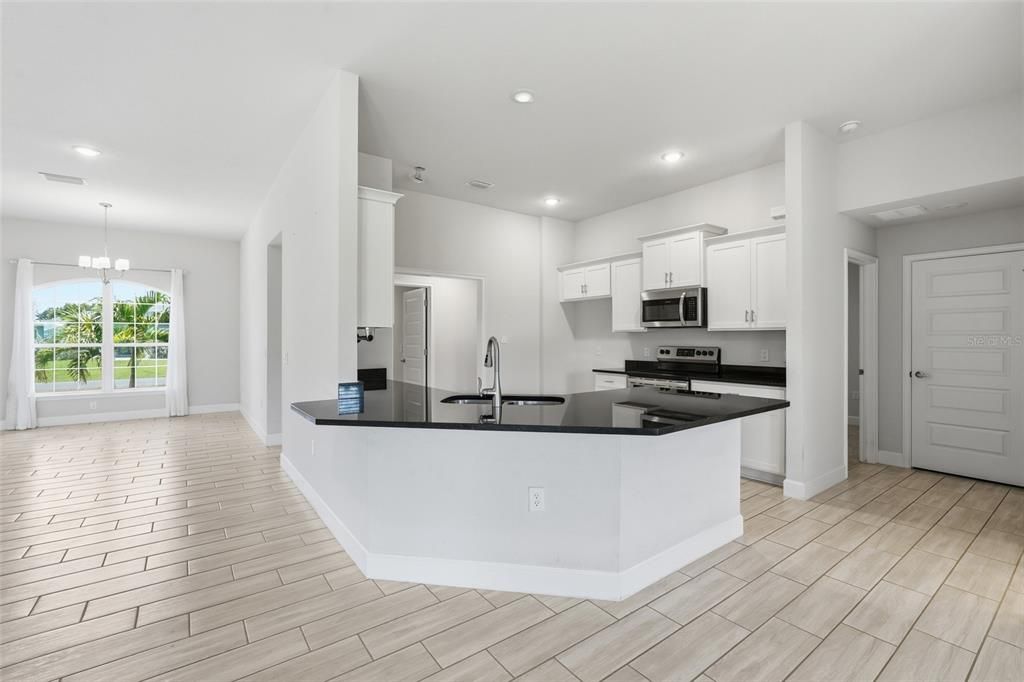 Activo con contrato: $359,000 (4 camas, 3 baños, 2265 Pies cuadrados)