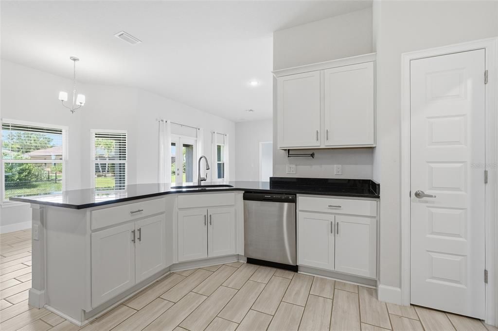 Activo con contrato: $359,000 (4 camas, 3 baños, 2265 Pies cuadrados)