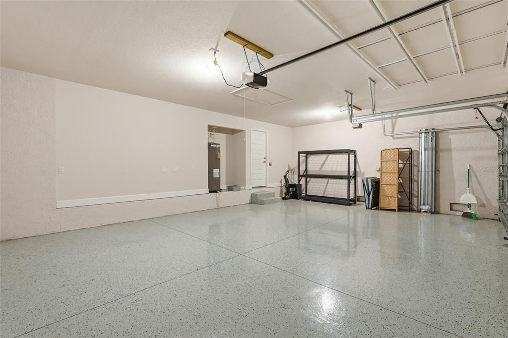 Activo con contrato: $359,000 (4 camas, 3 baños, 2265 Pies cuadrados)