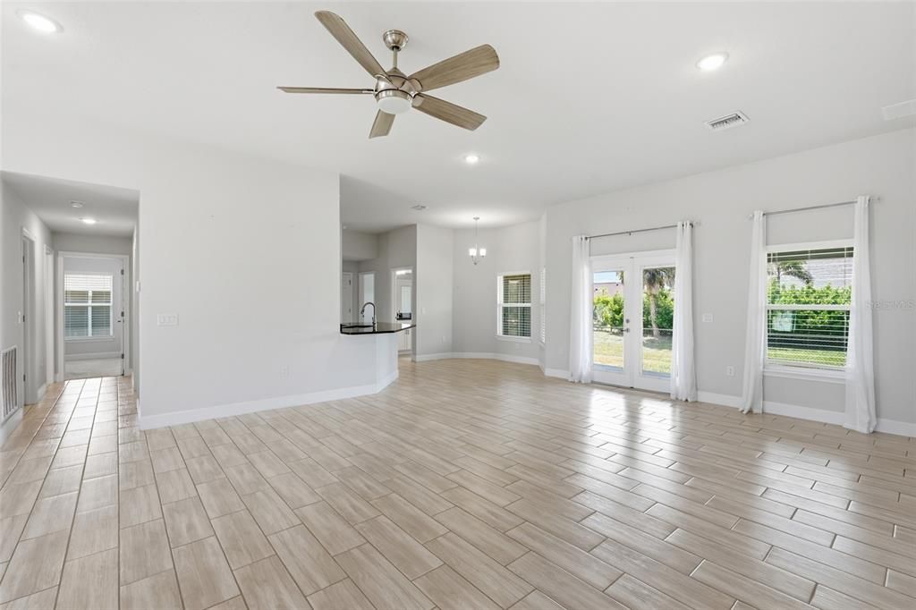 Activo con contrato: $359,000 (4 camas, 3 baños, 2265 Pies cuadrados)
