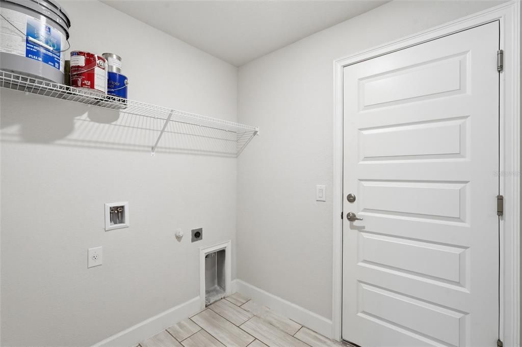 Activo con contrato: $359,000 (4 camas, 3 baños, 2265 Pies cuadrados)
