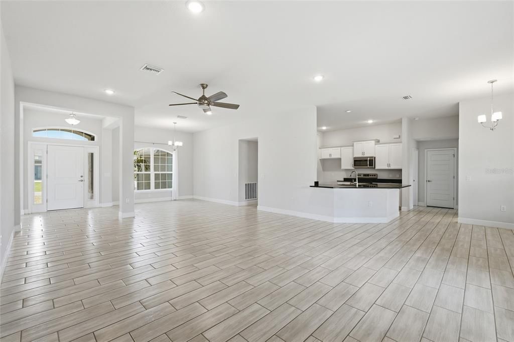 Activo con contrato: $359,000 (4 camas, 3 baños, 2265 Pies cuadrados)