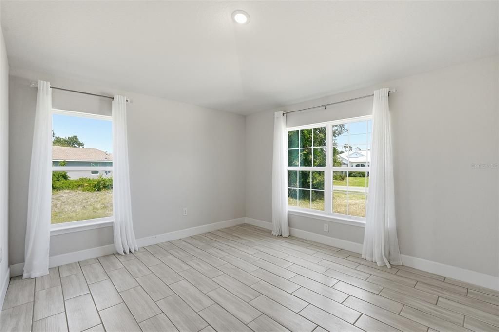 Activo con contrato: $359,000 (4 camas, 3 baños, 2265 Pies cuadrados)
