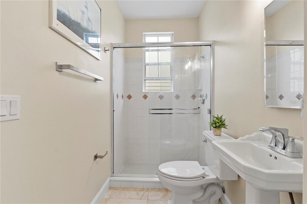 Activo con contrato: $850,000 (4 camas, 3 baños, 2335 Pies cuadrados)