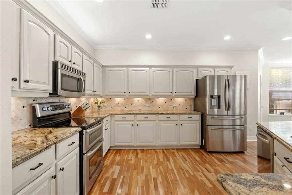 Activo con contrato: $850,000 (4 camas, 3 baños, 2335 Pies cuadrados)