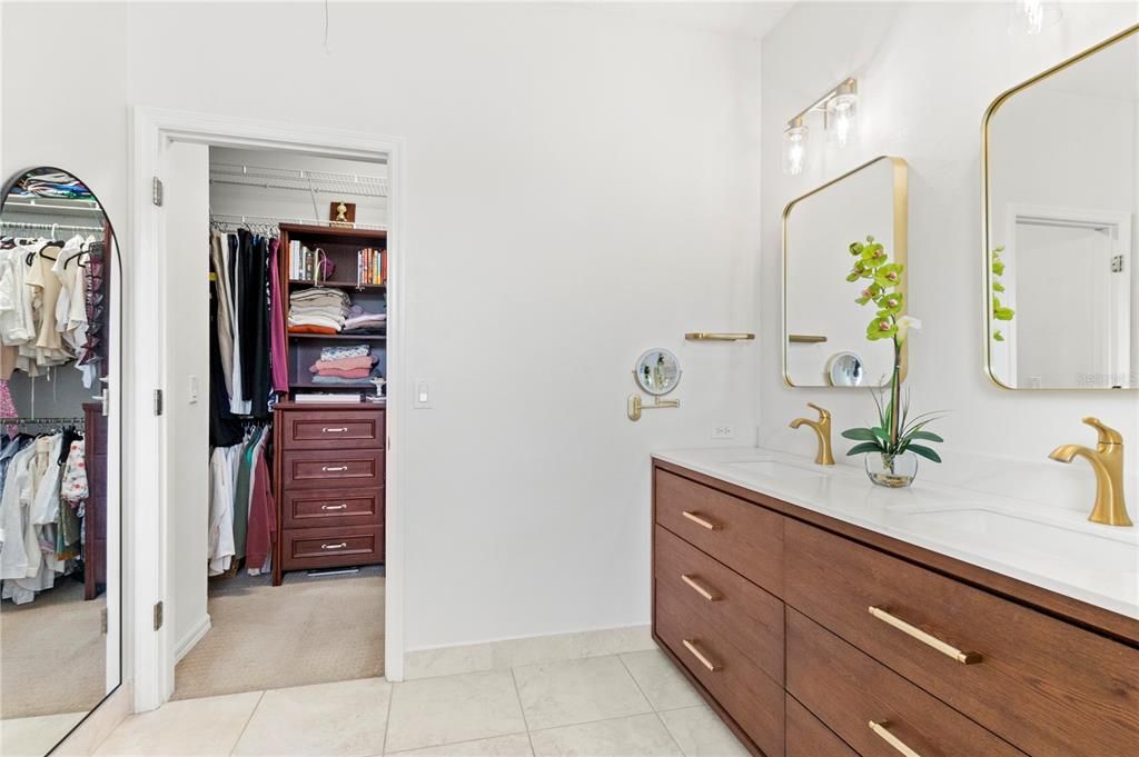 Activo con contrato: $850,000 (4 camas, 3 baños, 2335 Pies cuadrados)
