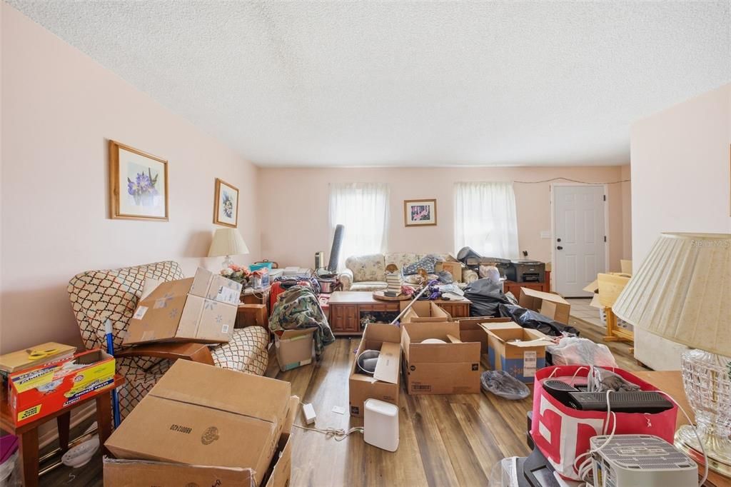 Activo con contrato: $259,000 (3 camas, 2 baños, 1433 Pies cuadrados)