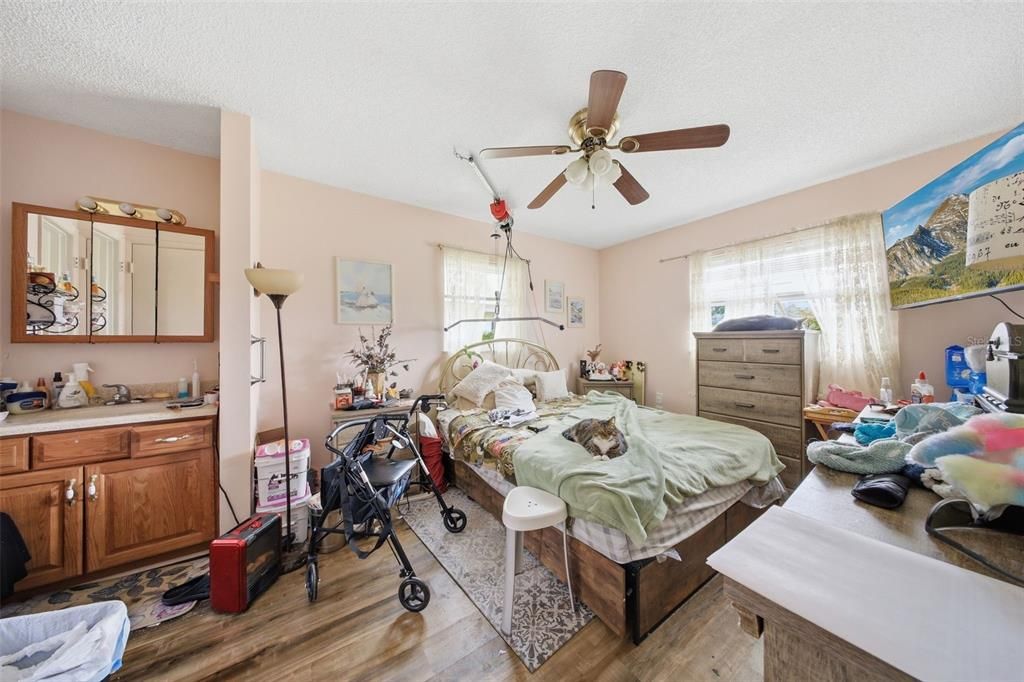 Activo con contrato: $259,000 (3 camas, 2 baños, 1433 Pies cuadrados)