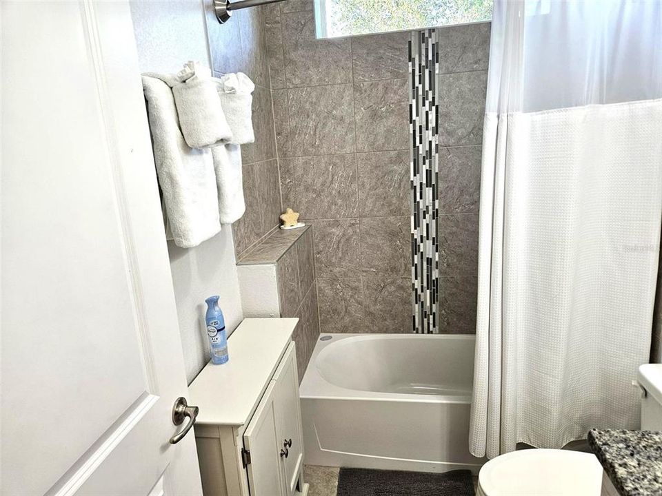 Под контрактом: $368,996 (3 спален, 2 ванн, 1563 Квадратных фут)