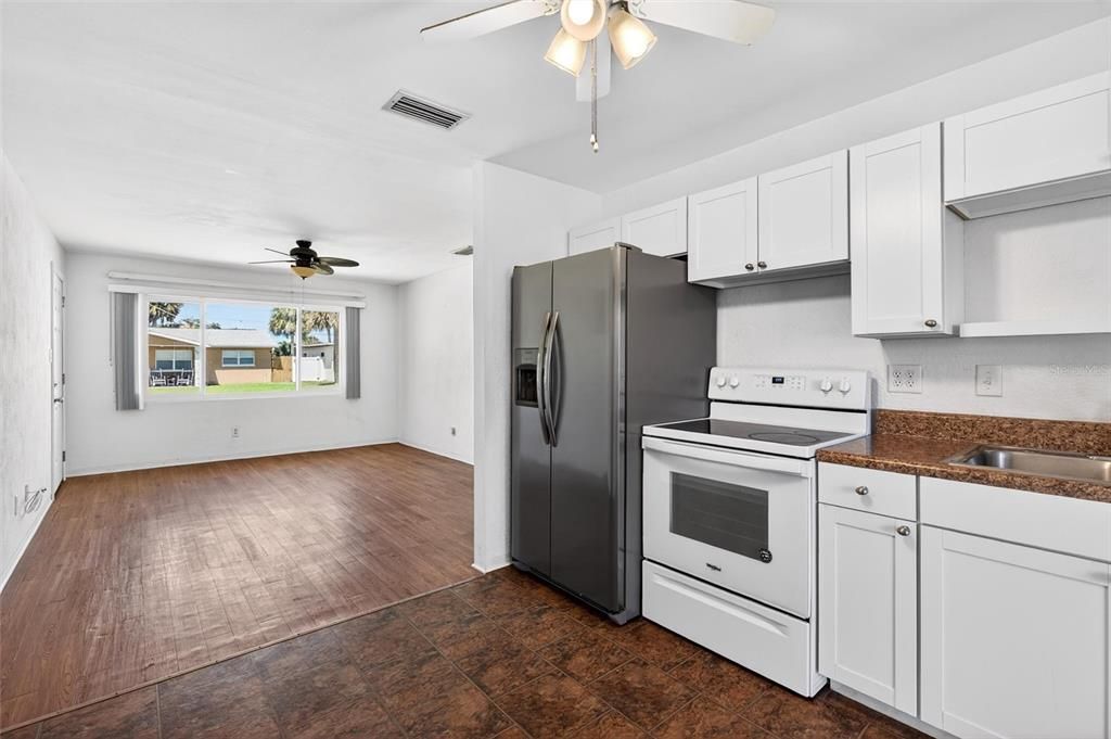 For Sale: $334,900 (3 beds, 2 baths, 1033 Square Feet)