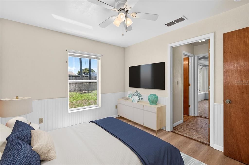 For Sale: $334,900 (3 beds, 2 baths, 1033 Square Feet)