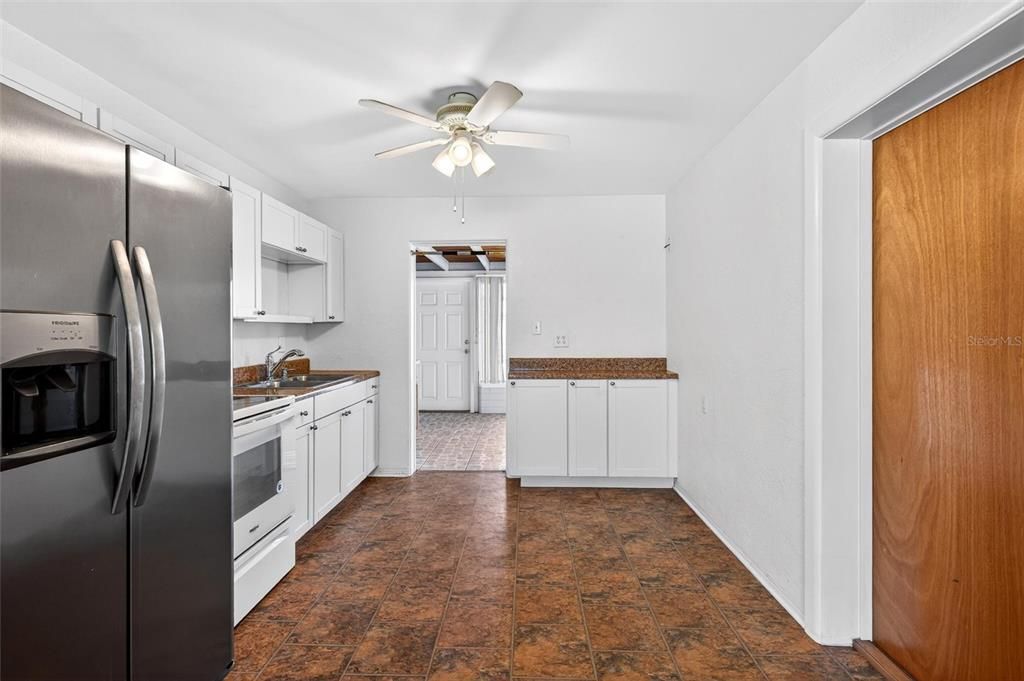 For Sale: $334,900 (3 beds, 2 baths, 1033 Square Feet)