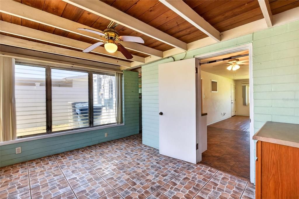 For Sale: $334,900 (3 beds, 2 baths, 1033 Square Feet)