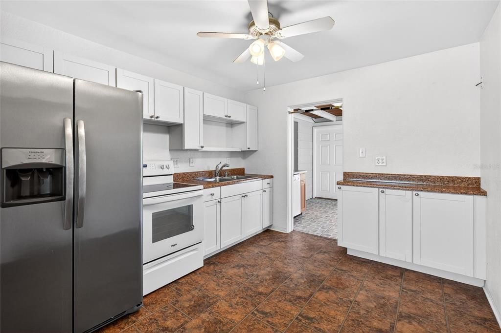 For Sale: $334,900 (3 beds, 2 baths, 1033 Square Feet)