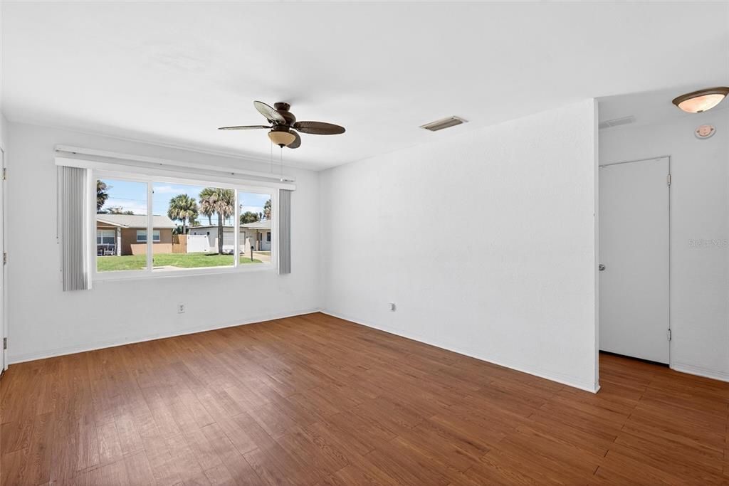 For Sale: $334,900 (3 beds, 2 baths, 1033 Square Feet)