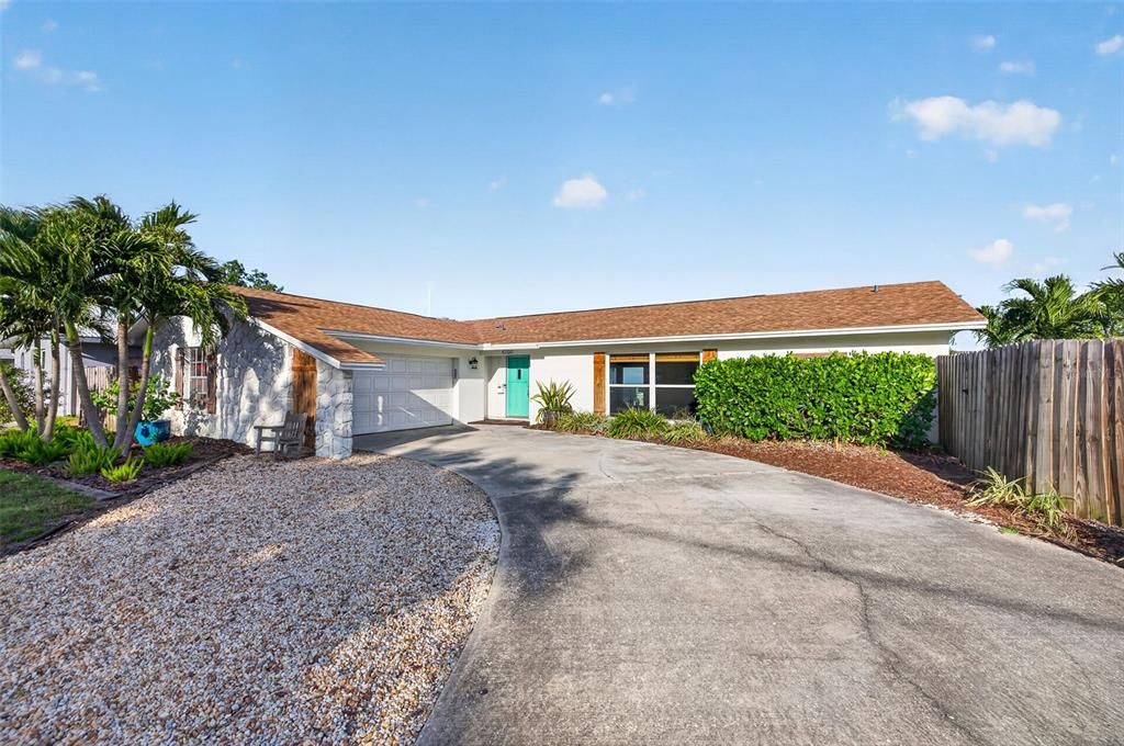 For Sale: $1,185,000 (3 beds, 2 baths, 1784 Square Feet)
