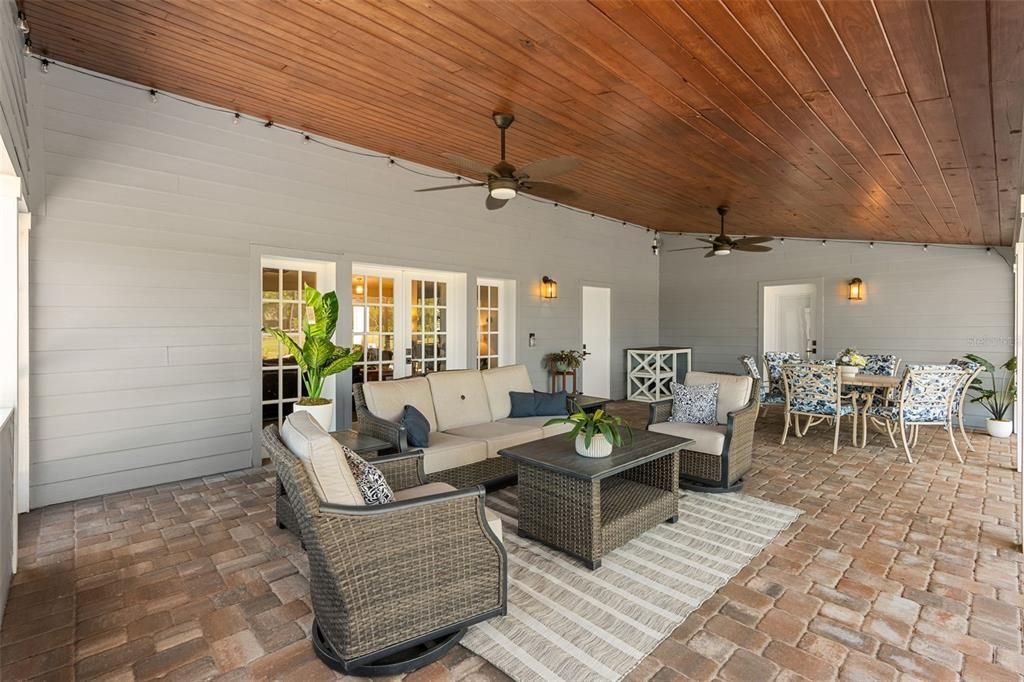 For Sale: $1,300,000 (4 beds, 3 baths, 3072 Square Feet)