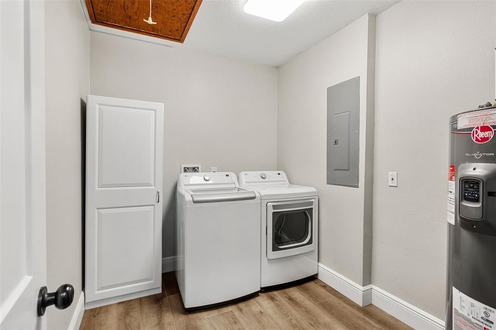 For Sale: $1,300,000 (4 beds, 3 baths, 3072 Square Feet)