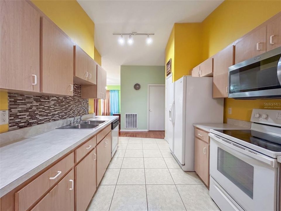 Activo con contrato: $239,900 (3 camas, 2 baños, 1601 Pies cuadrados)