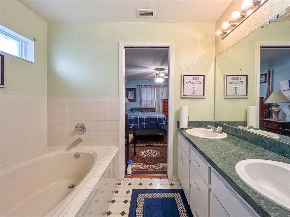 Activo con contrato: $239,900 (3 camas, 2 baños, 1601 Pies cuadrados)