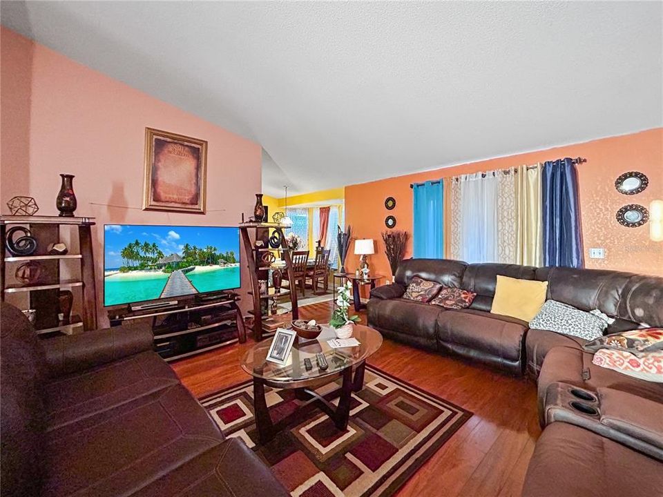 Activo con contrato: $239,900 (3 camas, 2 baños, 1601 Pies cuadrados)