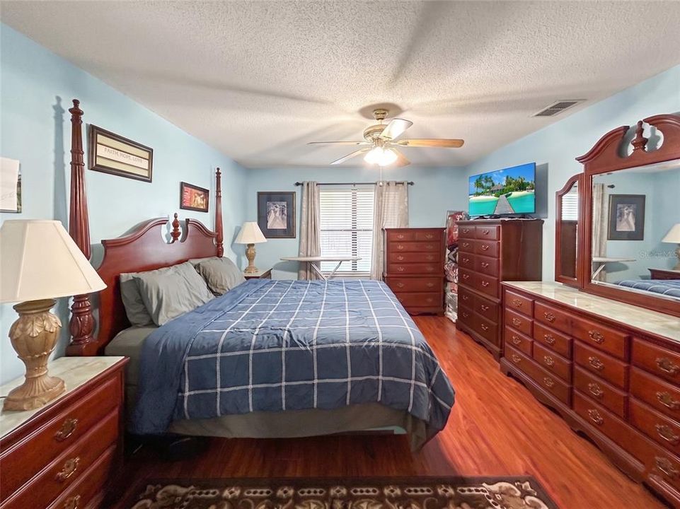 Activo con contrato: $239,900 (3 camas, 2 baños, 1601 Pies cuadrados)