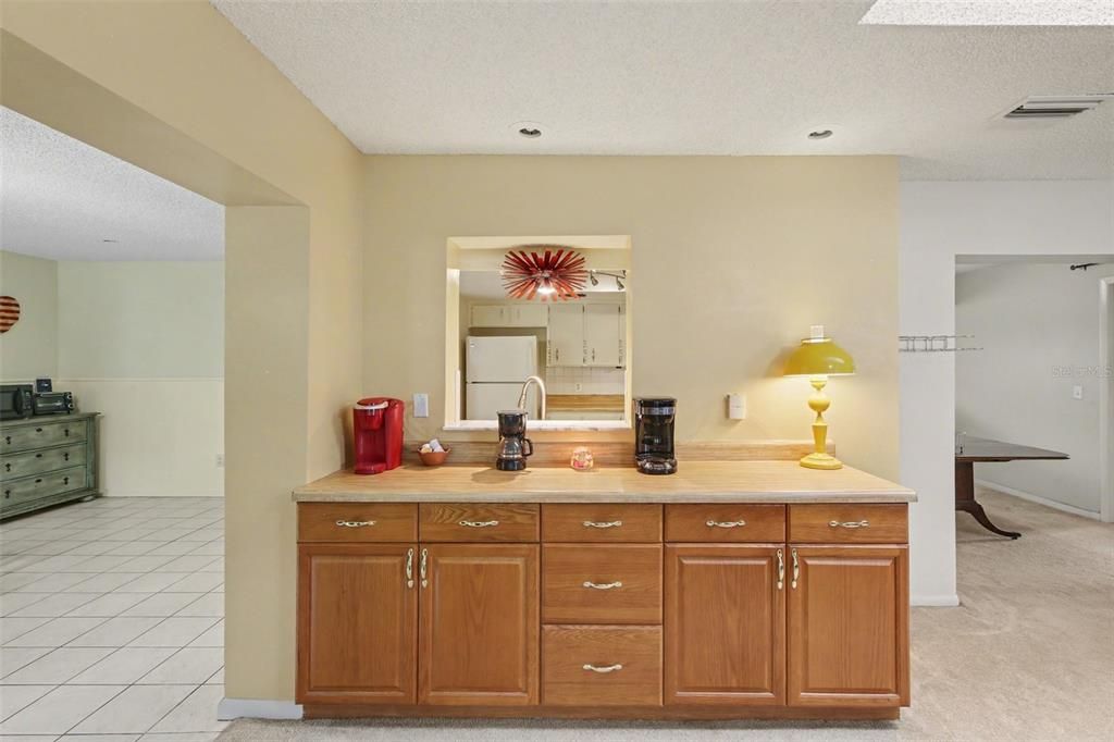 Activo con contrato: $425,000 (5 camas, 3 baños, 3131 Pies cuadrados)