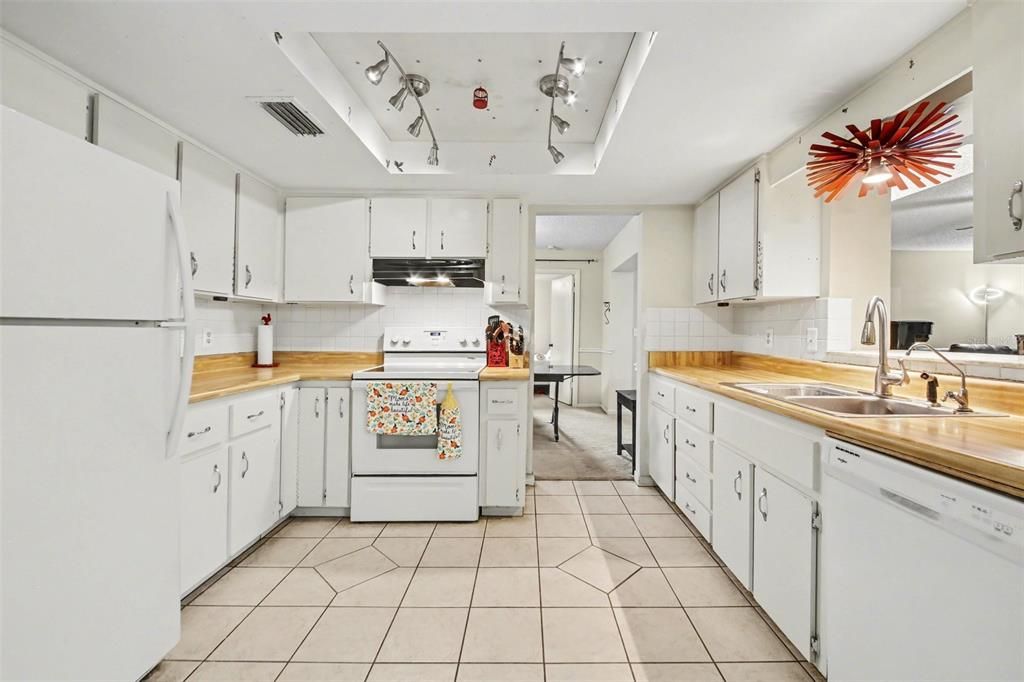 Activo con contrato: $425,000 (5 camas, 3 baños, 3131 Pies cuadrados)
