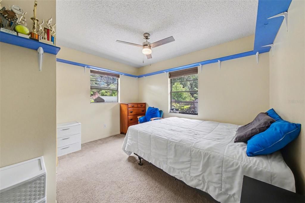Activo con contrato: $425,000 (5 camas, 3 baños, 3131 Pies cuadrados)