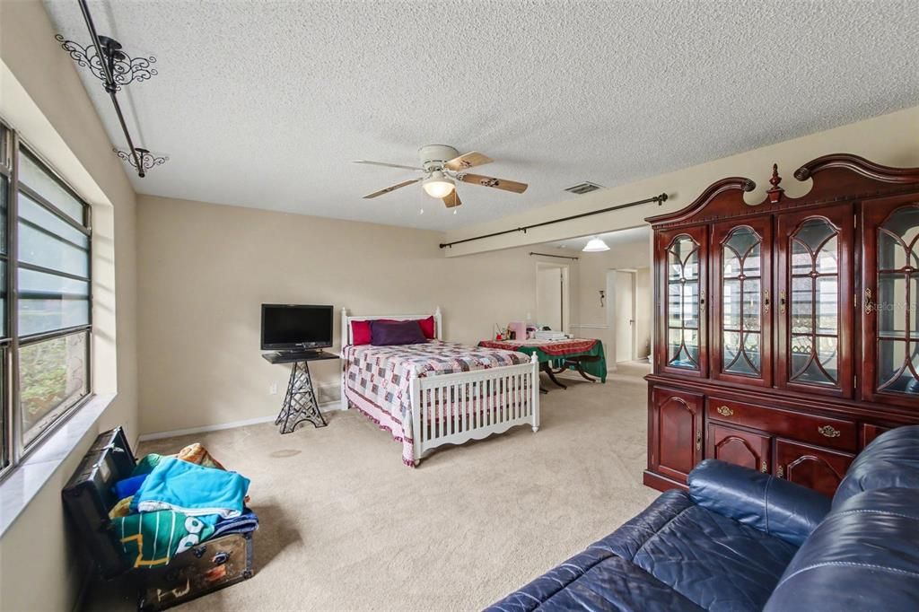 Activo con contrato: $425,000 (5 camas, 3 baños, 3131 Pies cuadrados)