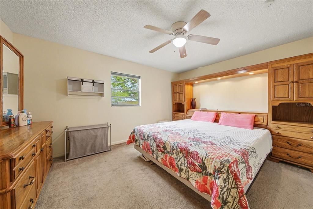 Activo con contrato: $425,000 (5 camas, 3 baños, 3131 Pies cuadrados)