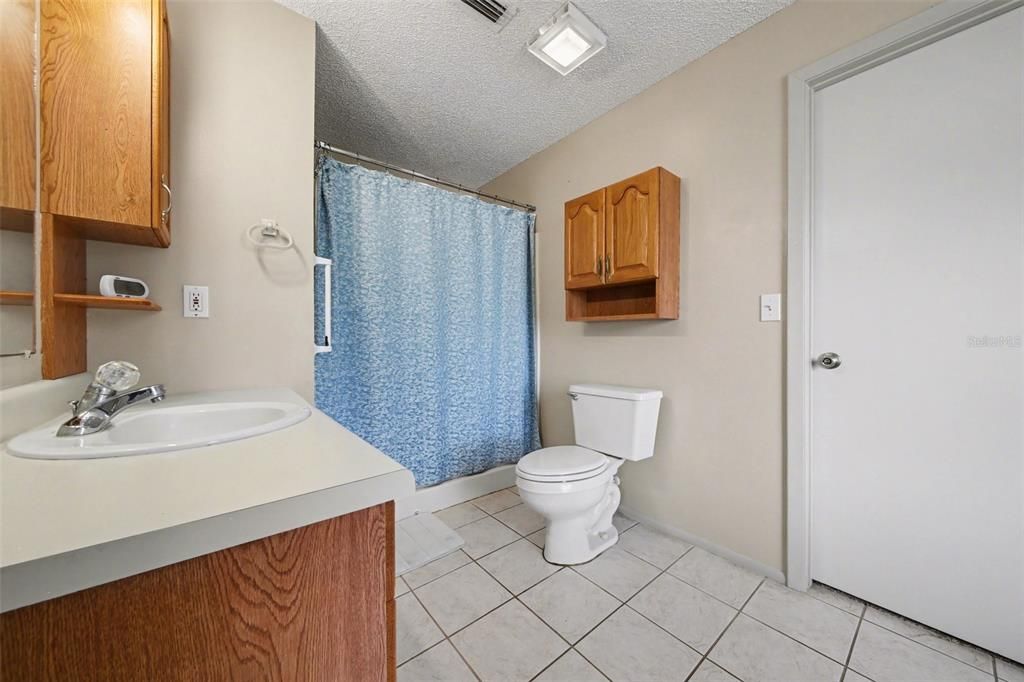 Activo con contrato: $425,000 (5 camas, 3 baños, 3131 Pies cuadrados)