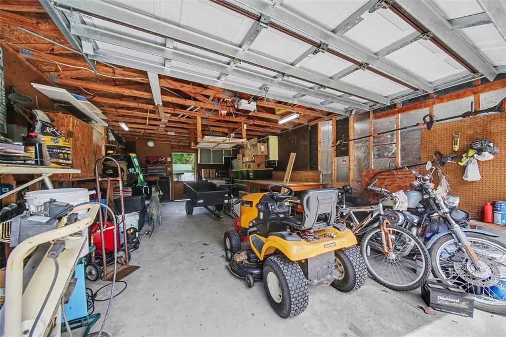 Activo con contrato: $425,000 (5 camas, 3 baños, 3131 Pies cuadrados)