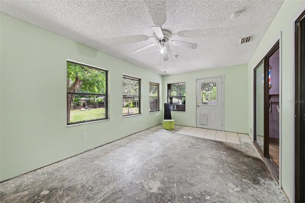 Activo con contrato: $425,000 (5 camas, 3 baños, 3131 Pies cuadrados)