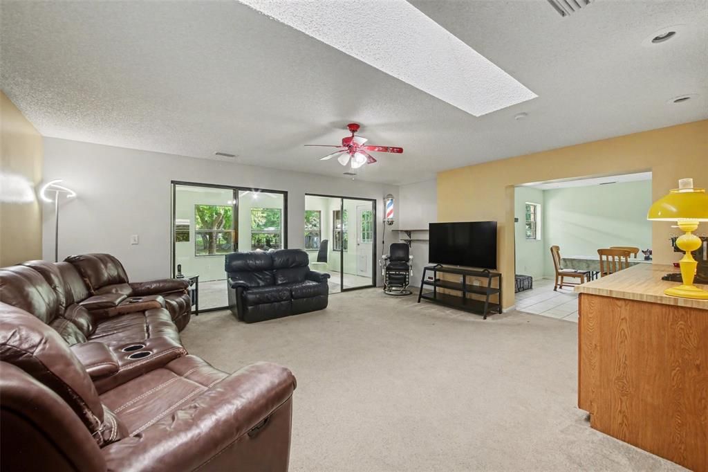Activo con contrato: $425,000 (5 camas, 3 baños, 3131 Pies cuadrados)