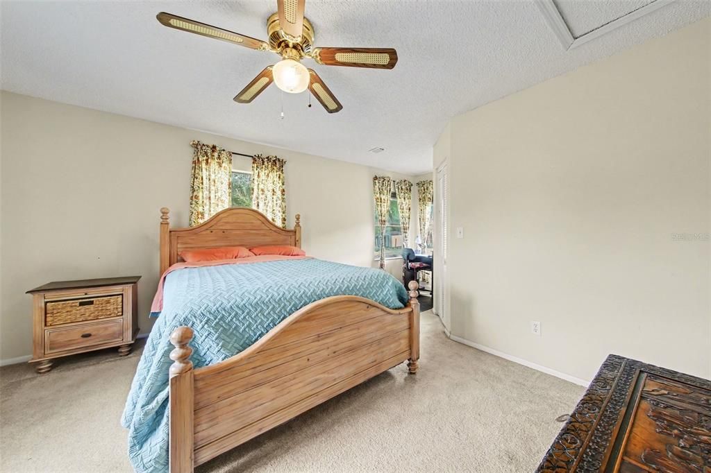 Activo con contrato: $425,000 (5 camas, 3 baños, 3131 Pies cuadrados)