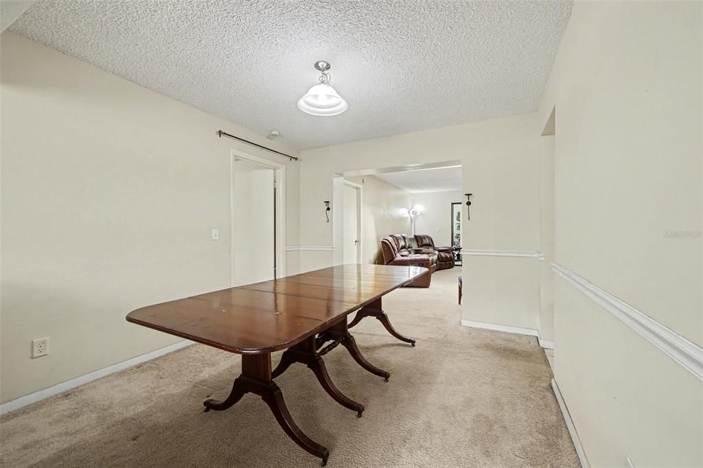 Activo con contrato: $425,000 (5 camas, 3 baños, 3131 Pies cuadrados)